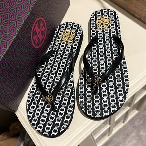 Tory Burch flip flops. nwt size 7